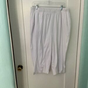 Roaman’s White Knit Capri Pants Elastic Waist Comfort F, Size L (18-20)